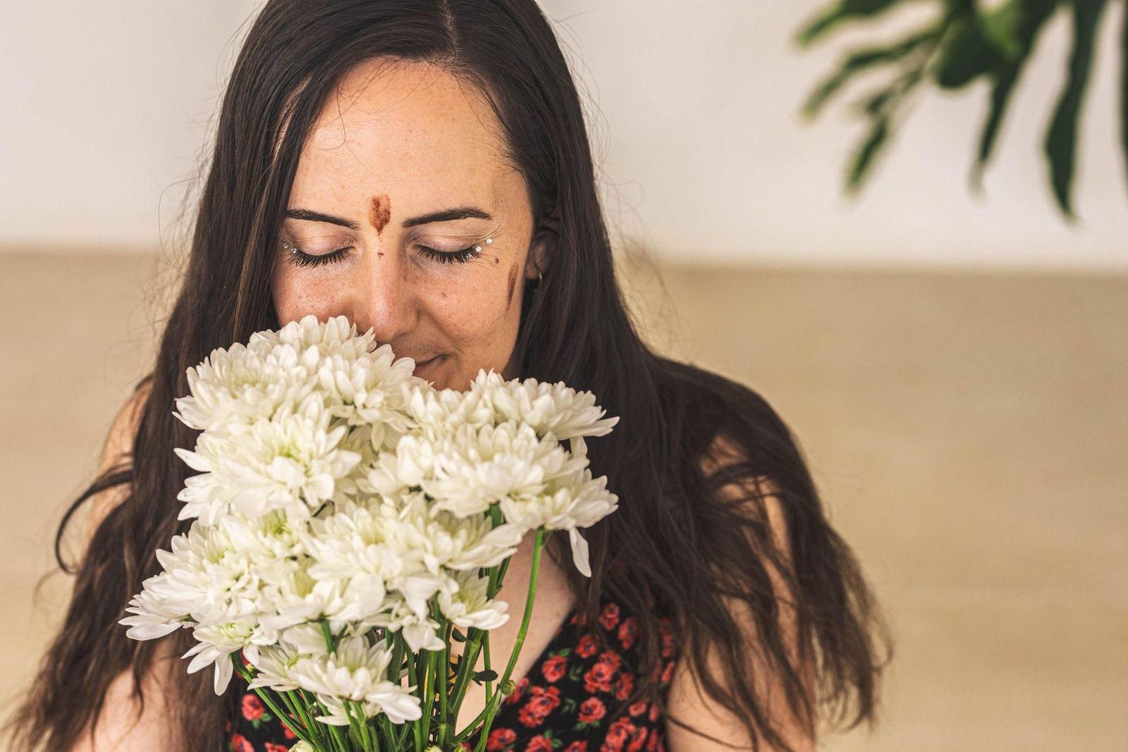Sara Pérez practicando breathwork en un entorno natural